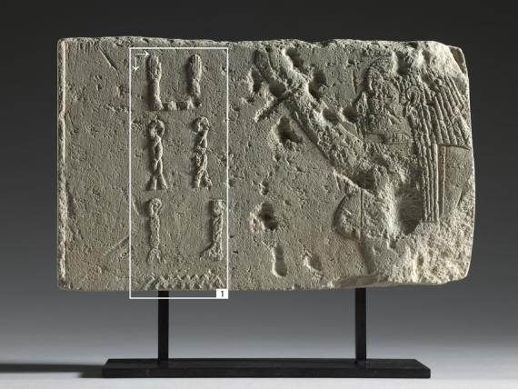 Bas-relief avec porteuse d’offrande, tournée vers la gauche Bas-relief avec porteuse d’offrande, tournée vers la gauche